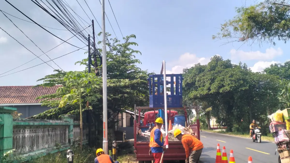 BUTUH TAMBAHAN: Sejumlah pekerja memasang PJU&nbsp;di wilayah selatan Kota Probolinggo, beberapa waktu lalu.&nbsp;(ISTIMEWA)