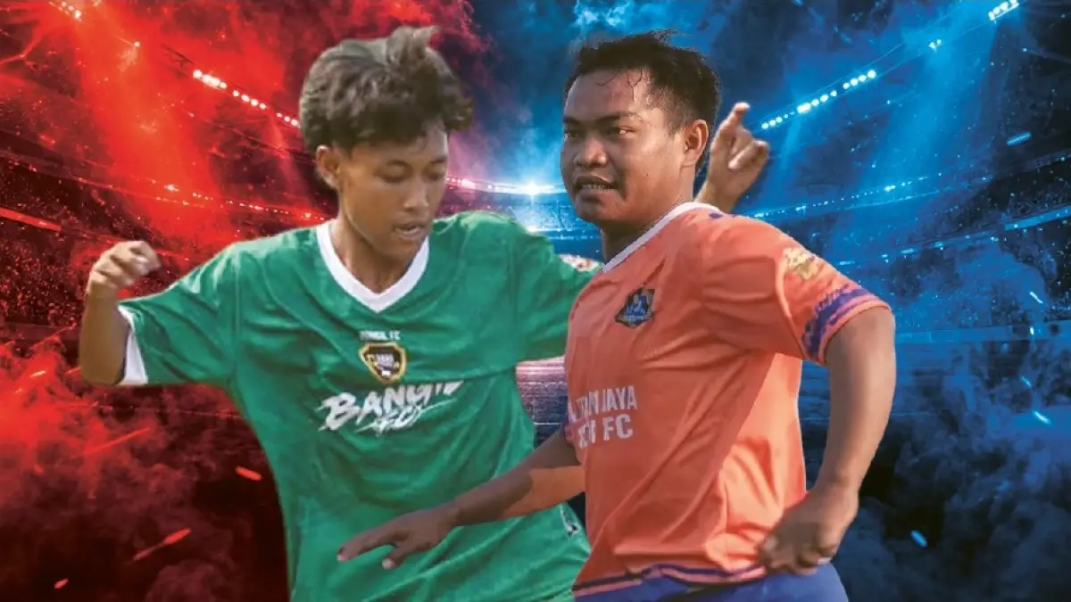 BUTUH TIGA POIN: M Zunaidi (hijau) yang menjadi andalan lini tengah Bangil FC dan Husni (oranye), gelandang Kraton FC. Laga antara Kraton FC dan Bangil FC digelar di Lapangan Kebotohan. (Foto: dok Jawa Pos Radar Bromo)