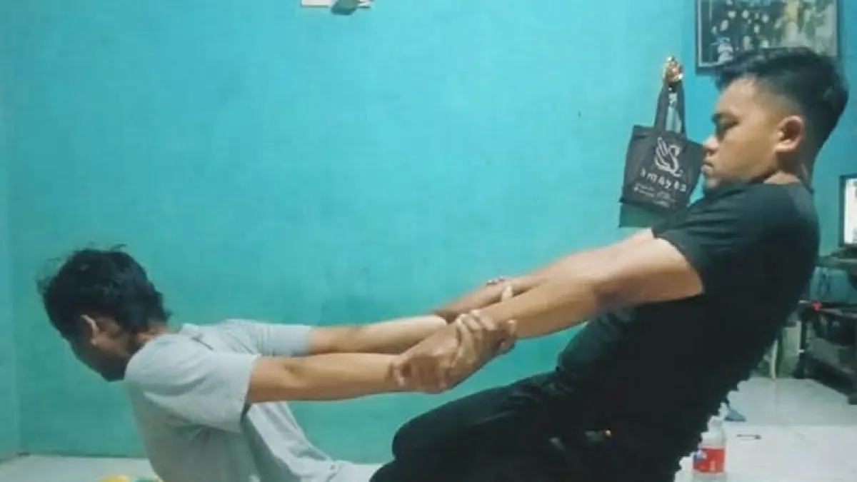 DEMI KESEHATAN: Terapis Nuad Thai Fatoni menangani salah satu pasiennya. (Foto: Istimewa)