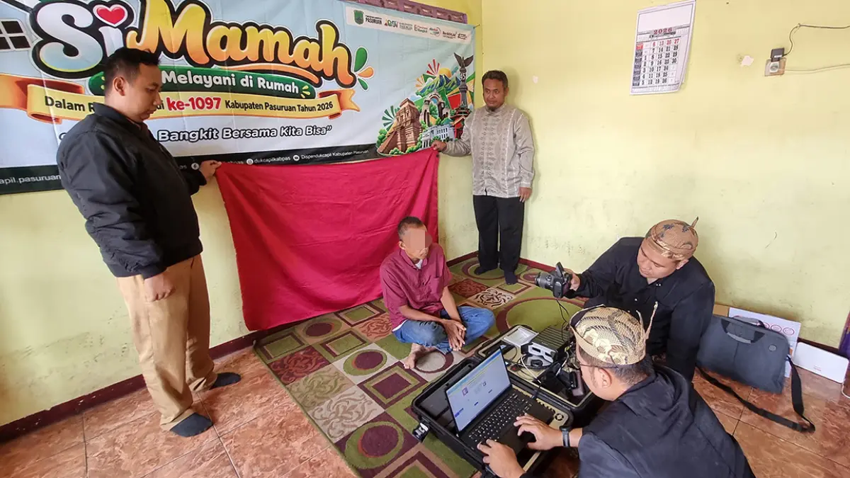 JEMPUT BOLA: Perekaman E-KTP salah satu ODGJ di Kabupaten Pasuruan.