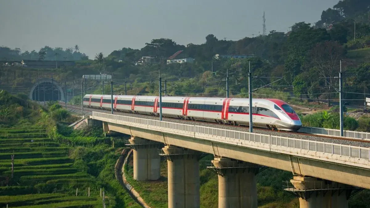 Kereta cepat Whoosh saat melaju dari arah Jakarta menuju Stasiun Padalarang, Kabupaten Bandung Barat, Jawa Barat, Rabu (12/8/2026). (ANTARA/HO-KCIC)
