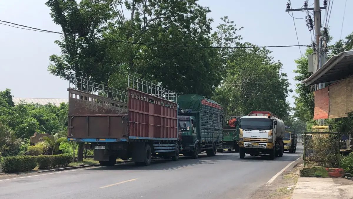 MELANGGAR: Sejumlah truk parkir di&nbsp;tepi JLU&nbsp;Kecamatan Mayangan, Kota Probolinggo. (ARIF MASHUDI/JAWA POS RADAR BROMO)