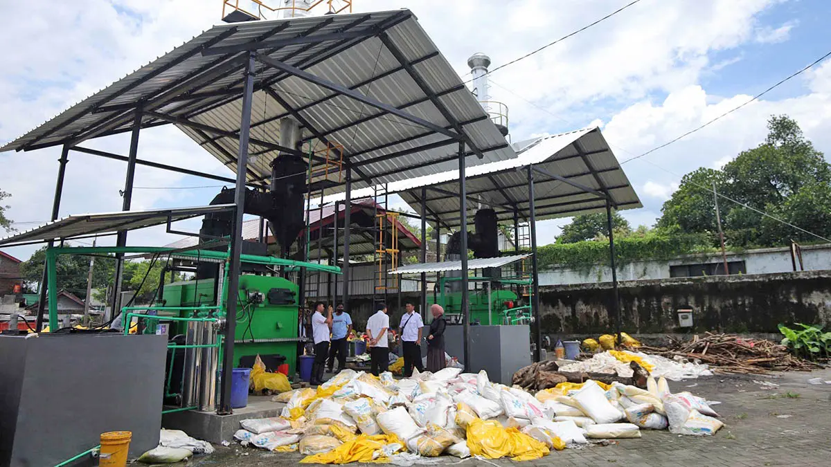 OLAH SAMPAH: Kegiatan pengolahan sampah di salah satu lokasi yang ada di Kabupaten Pasuruan. Pemkab berencana untuk membentuk banyak UPT, termasuk pengolahan sampah berbasis energi. (Dokumen Radar Bromo)