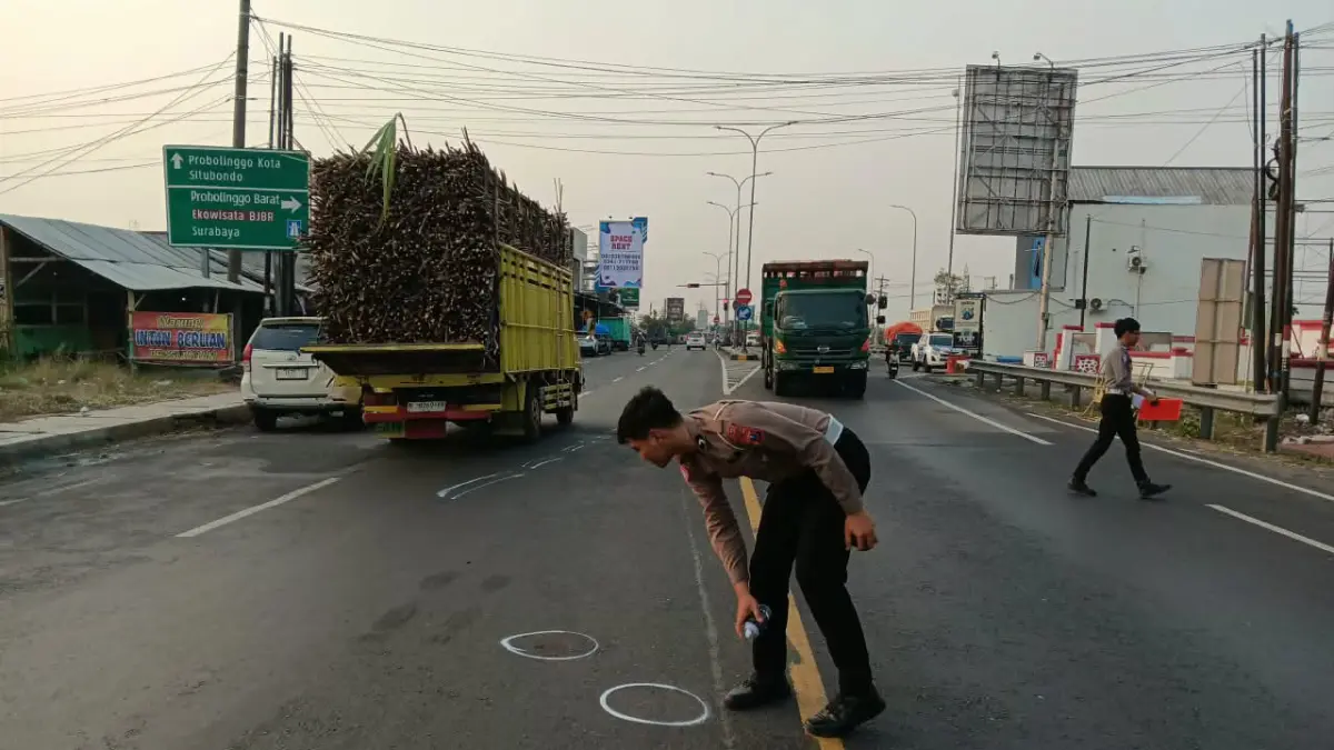 OLAH TKP: Anggota Unit Gakkum Satlantas Polres Probolinggo melakukan olah TKP di lokasi kecelakaan Jalan Raya Leces, Desa Sumberkedawung, Kecamatan Leces, Rabu (9/9). (UNIT GAKKUM SATLANTAS POLRES PROBOLINGGO FOR&nbsp;JAWA POS RADAR BROMO)