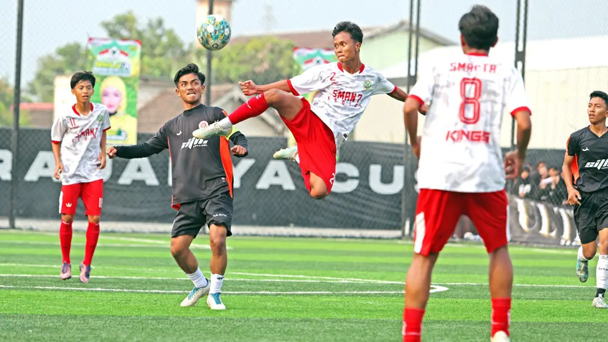 SENGIT: Penggawa SMAN 7 Kediri melakukan bicycle kick di laga semifinal melawan SMAN 3 Nganjuk, Jumat (11/9). (Wahyu Adji/ Radar Kediri)
