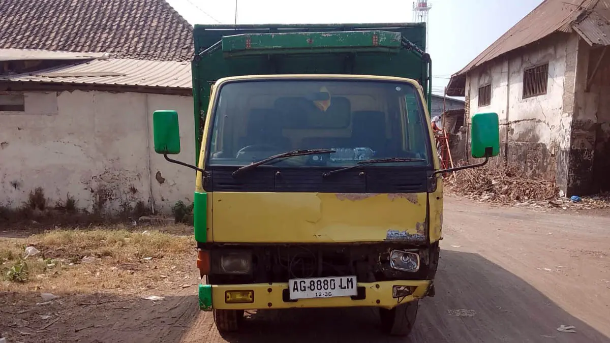 DIAMANKAN: Truk tronton bernopol AG 8880 LM yang terlibat kecelakaan maut di Jalan KH Mansyur, Kelurahan Tembokrejo, Kecamatan Purworejo, Kota Pasuruan, diamankan oleh petugas kepolisian sebagai barang bukti. (Polres Pasuruan Kota for Radar Bromo)