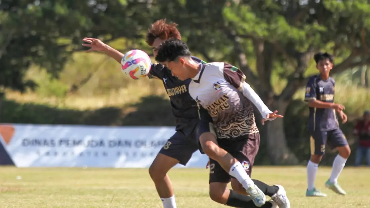 IMBANG: Pemain Digdaya Grati (putih) berebut bola dengan pemain Winongan Maju dalam laga di Lapangan Mojoparon, Sabtu (12/9). (Foto: Mokhammad Zubaidillah/Jawa Pos Radar Bromo)