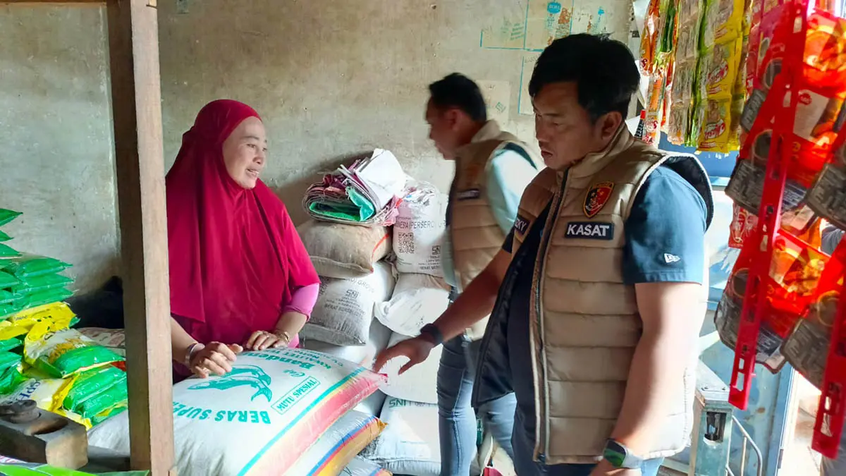 PANTAU: Tim Satgas Pangan Kabupaten Pasuruan saat melakukan inspeksi mendadak (sidak) ketersediaan dan harga beras di salah satu lapak pedagang Pasar Bangil, Jumat (11/9). (Muhamad Busthomi/Radar Bromo)