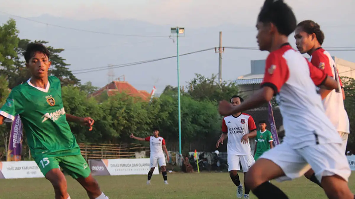 TAK BERI CELAH: Pemain Kraton FC (jersey putih merah) mencoba menggiring bola untuk melewati pemain Bangil FC, dalam laga Grup A di Lapangan Kebotohan, Sabtu (12/9). (Foto: Fajril for Jawa Pos Radar Bromo)
