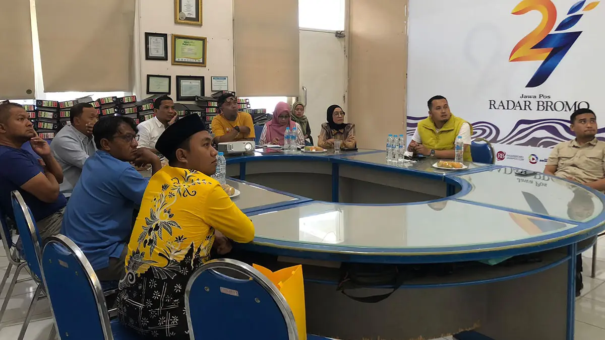 KOORDINASI: Panitia Bahlil Mini Soccer U-17 Zona 9 dari Jawa Pos Radar Bromo menggelar rapat Koordinasi bersama perwakilan dari partai Golkar Jatim dan Kota/ Kabupaten Pasuruan serta Kota/ Kabupaten Probolinggo di kantor Jawa Pos Radar Bromo, Sabtu (12/9).