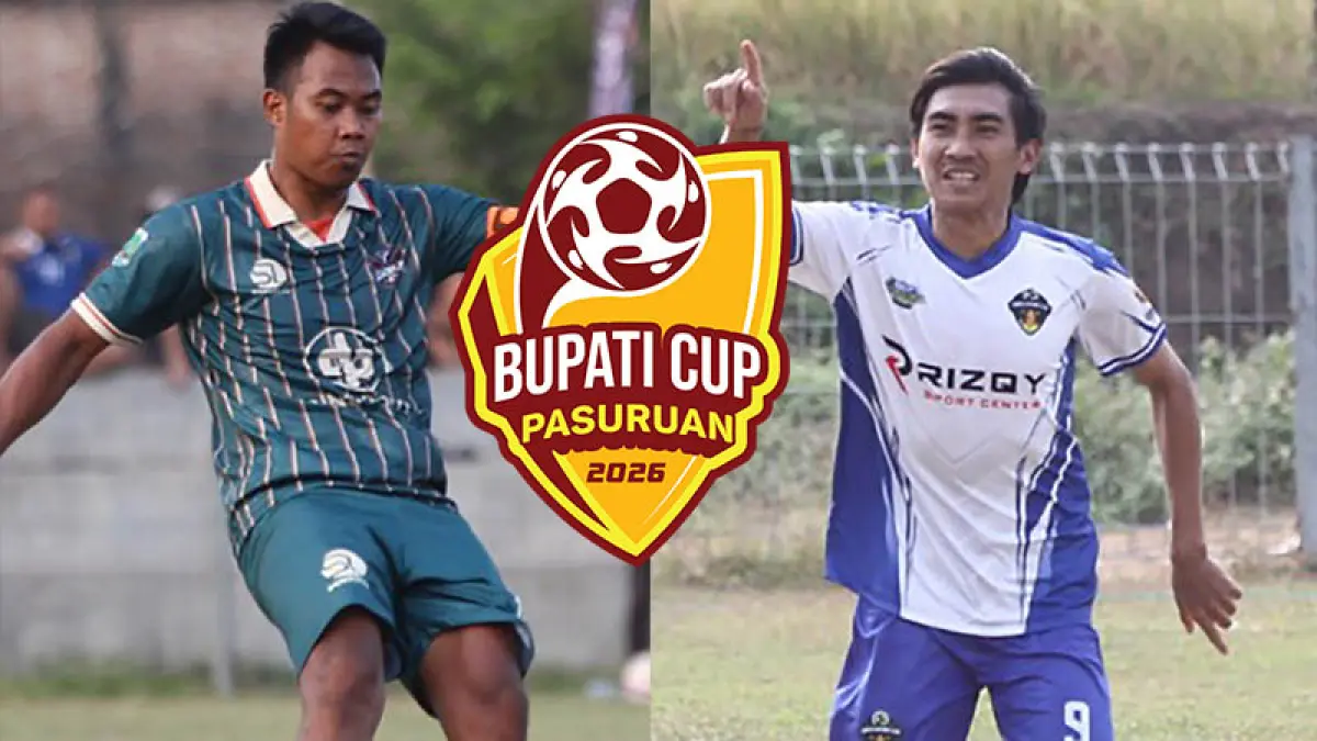 BAKAL BERTEMU: Striker Gempol FC M Husen (putih-biru) dan gelandang Sukorejo United Kariono. (Foto: M Zubaidillah/Jawa Pos Radar Bromo)