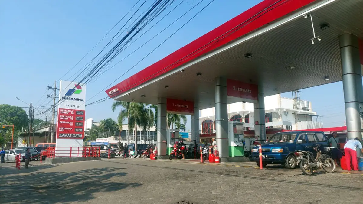 BIO SOLAR MENIPIS: Antrean di SPBU Jalan Mastrip Probolinggo. Beberapa hari belakangan, stok BBM subsidi bio solar menipis di Kota Probolinggo.