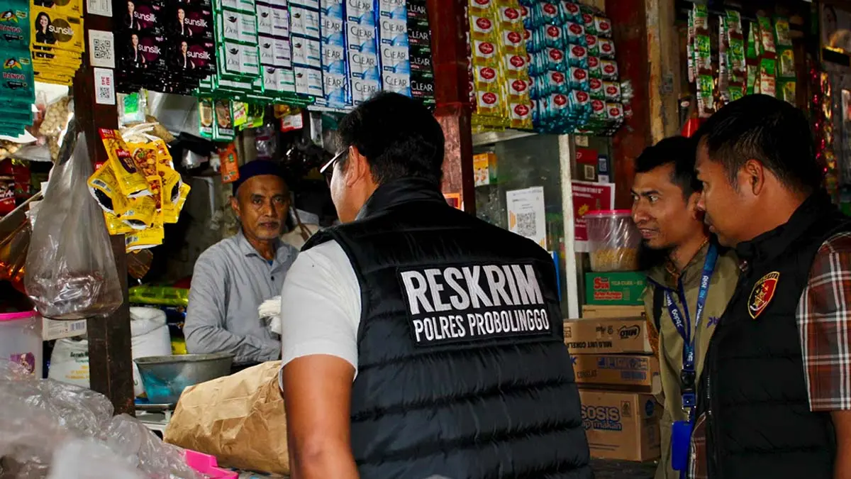 CEK LANGSUNG: Satreskrim Polres Probolinggo bersama Satgas Pangan dan instansi terkait, mengecek harga dan stok beras di wilayah Kecamatan Kraksaan. (ISTIMEWA)