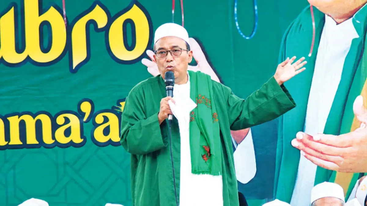 CERAMAH: Habib Abdul Qodir memberikan ceramah agama kepada para jemaah dalam Munajat Kubro. Sosoknya menjadi magnet yang menarik pada jemaah. (JAMALUDIN/JAWA POS RADAR BROMO)