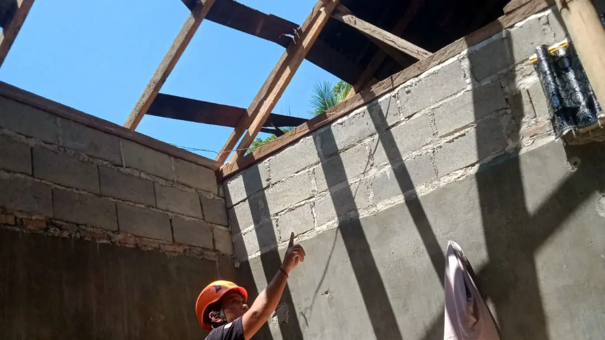 Kondisi salah satu rumah warga Petung, Pasrepan, Kabupaten Pasuruan yang rusak usai diterjang angin.