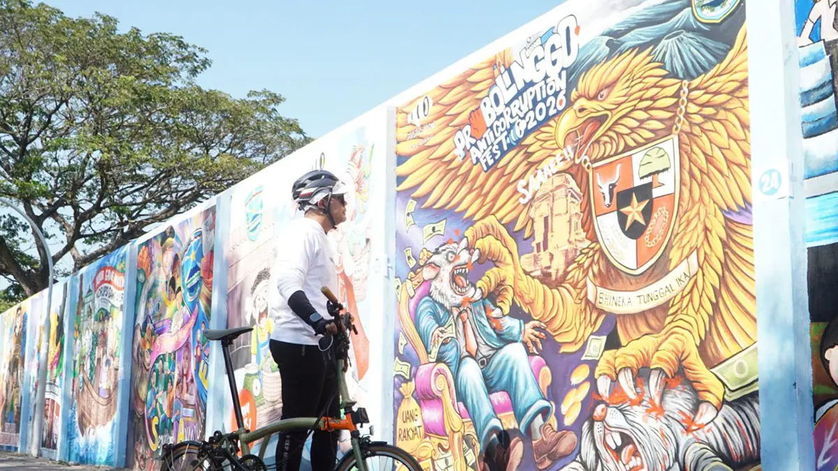 LIHAT: Bupati Probolinggo dr. Mohammad Haris melihat mural di Pagar Stadion Gelora Merdeka Kraksaan.&nbsp;(AGUS FAIZ MUSLEH/JAWA POS RADAR BROMO)