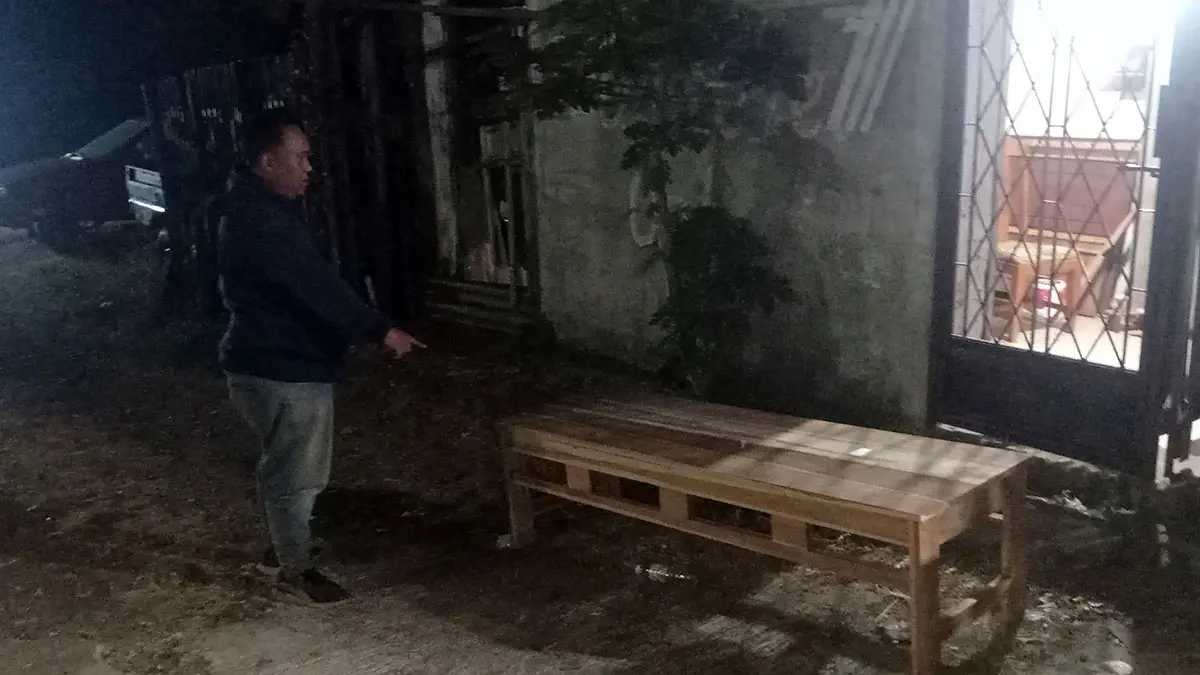 LOKASI KEJADIAN: Seorang warga menunjukkan lokasi korban bertugas dan akhirnya ambruk.