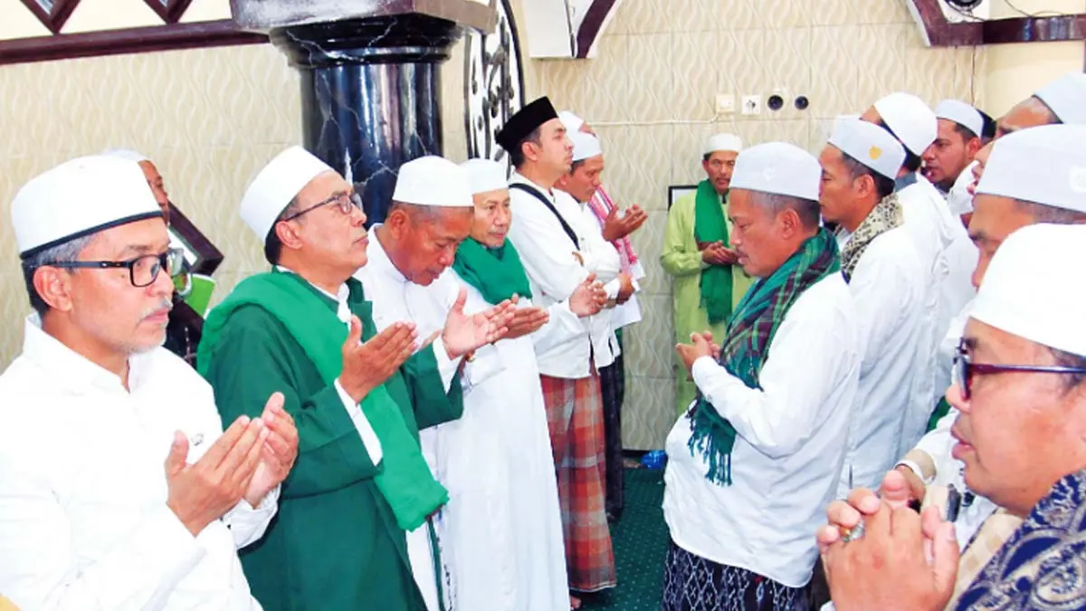 MAHALUL QIYAM: Habib Abdul Qodir bersama Habib Mahdi dan para habaib melantunkan Mahalul Qiyam bersama para jemaah.