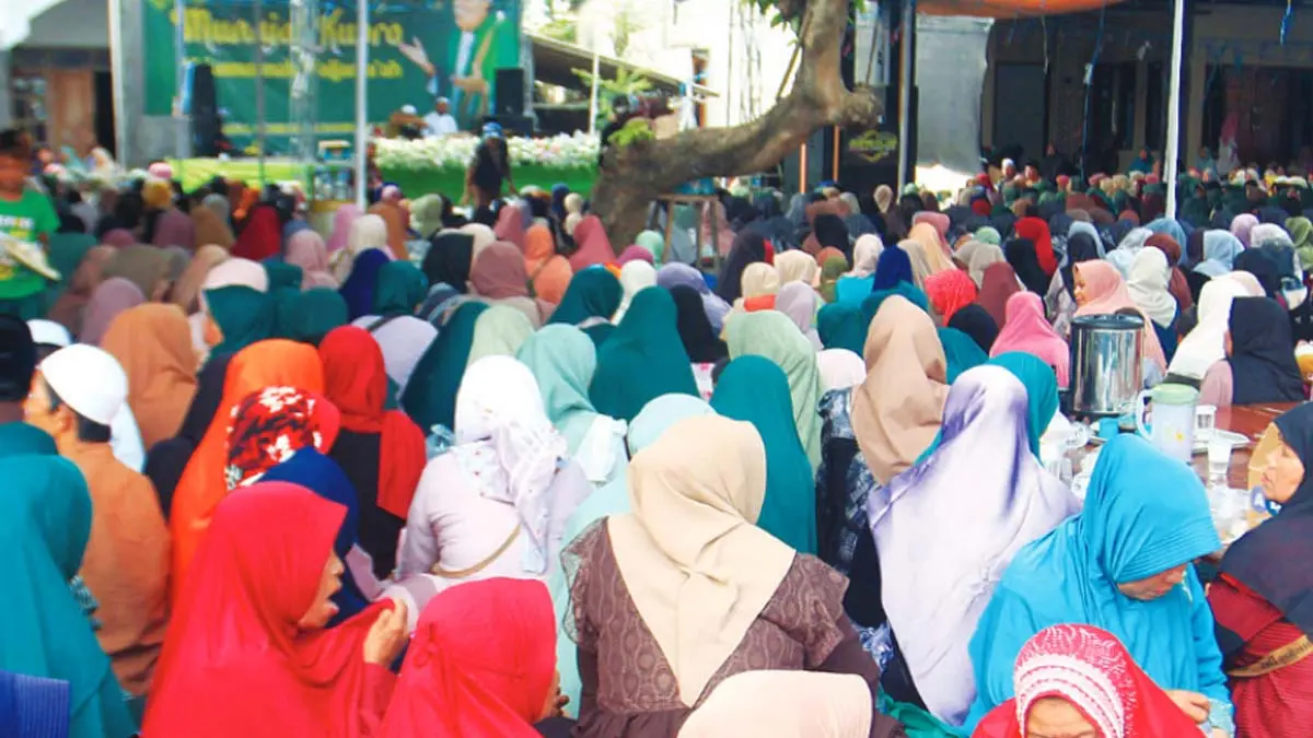MEMBELUDAK: Jemaah muslimat membeludak dan memenuhi halaman Masjid Darul Muttaqin Desa Matekan, Kecamatan Besuk.