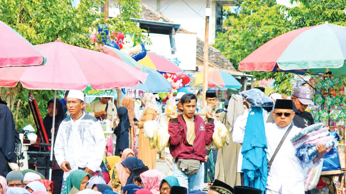 MENGAIS REZEKI: Selain dipenuhi para jemaah, para pedagang juga memenuhi lokasi. Baik dengan membuka lapak maupun berkeliling.