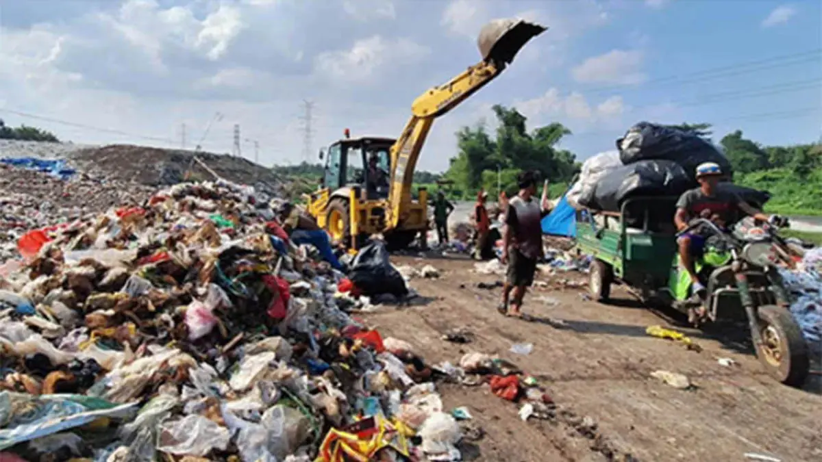 MENUMPUK: Tumpukan sampah di TPA Wonokerto, Kecamatan Sukorejo. Tumpukan sampah itu, mayoritas berasal dari produksi sampah rumah tangga. (Dokumen Radar Bromo)