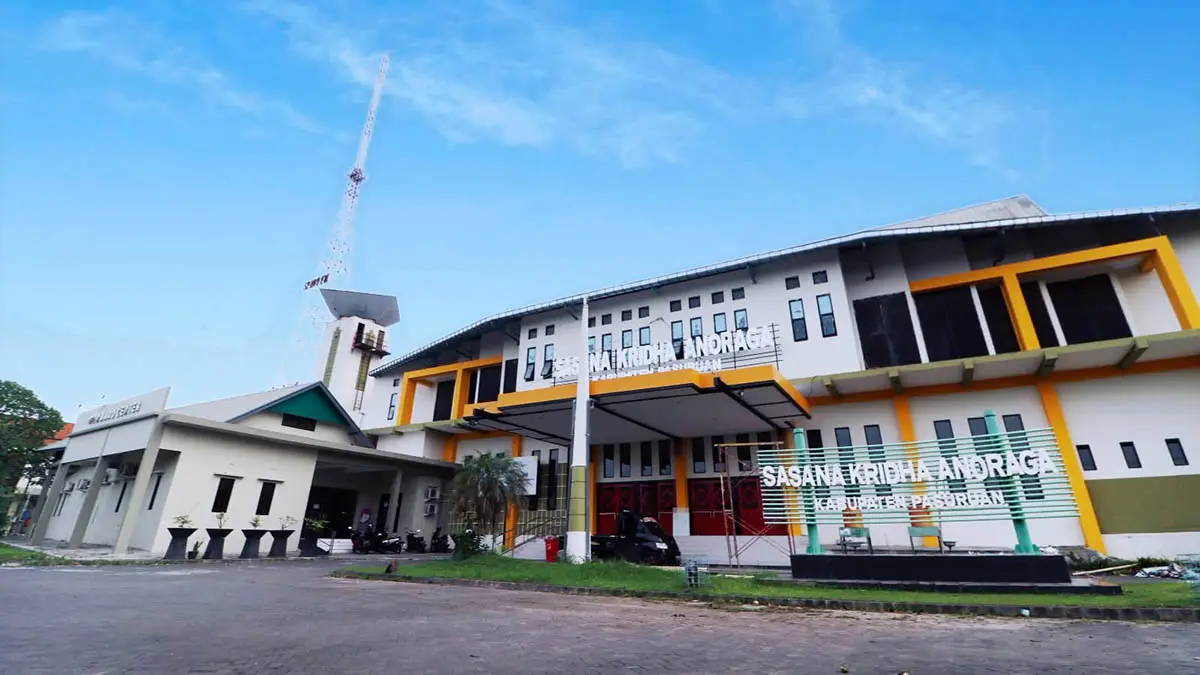 DIREHAB: Tampilan luar Gedung Olahraga (GOR) Sasana Krida Anoraga di Kompleks Perkantoran Raci, Kecamatan Bangil, Kabupaten Pasuruan, yang kini mulai memasuki tahap pengerjaan rehabilitasi fisik sejak awal September 2026. (Mokhamad Zubaidillah/Radar Bromo)