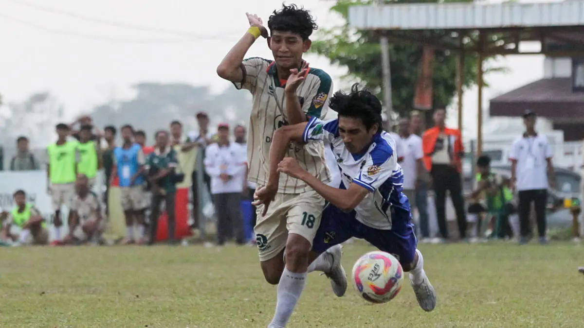 TERSUNGKUR: Striker Gempol FC Husen terjatuh saat berebut bola dengan penggawa Sukorejo United. Kegagalan Husen mengeksekusi penalti membuat Gempol FC gagal menyamakan kedudukan. Gempol FC gagal lolos fase grup usai dikalahkan Sukorejo United, Senin (14/9). (Mokhamad Zubaidillah/ Radar Bromo)