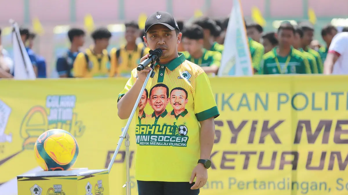 PEMBINAAN: Ketua Harian DPD Partai Golkar Jatim Adi Wibowo resmi membuka Turnamen Bahlil Minisoccer Asyik Menuju Puncak Zona 5 Bojonegoro, Tuban, Lamongan di Stadion Letjend Soedirman (SLS) Bojonegoro, kemarin (14/9). Empat tim dari tiga kabupaten mengirimkan wakil di babak semifinal yang berlangsung Selasa ini (15/9). (Andika Feriawan/RDR.BJN)