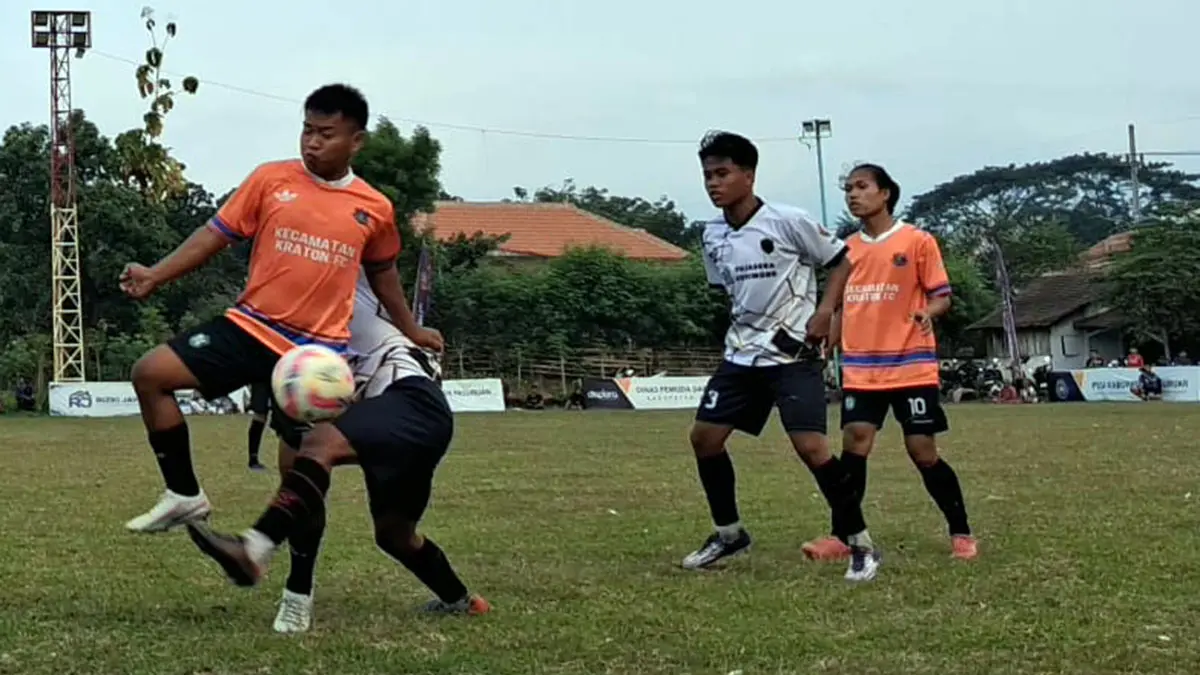 KETAT: Penggawa Kraton FC berupaya melindungi bola dari kejaran pemain Nguling FC, Senin (14/9). (Fuad Alyzen/ Radar Bromo)
