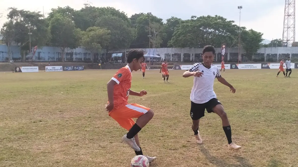 Laga antara Tosari FC dan GDW FC di Lapangan Plumbon, Pandaan, Senin (14/9). (Foto: Rizal Syatori/Jawa Pos Radar Bromo)