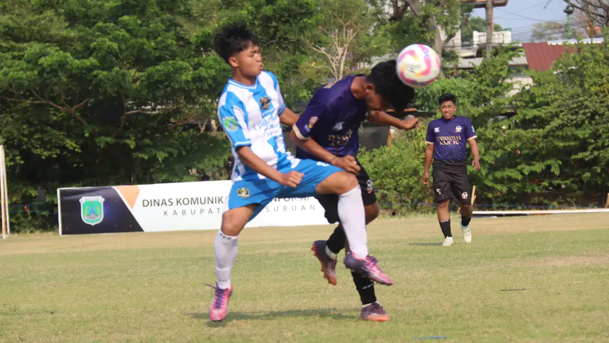 Laga antara Winongan Maju (Jersey ungu) melawan Lumbang Raya di Lapangan Mojoparon, Senin (14/9). (Foto: Fajrul for Jawa Pos Radar Bromo)