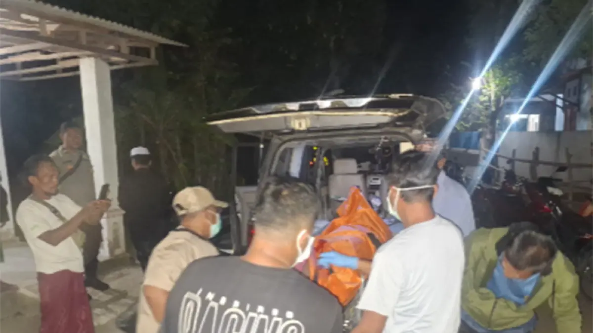 MALAM HARI: Proses evakuasi jenazah Abdul Qodir di rumahnya, Minggu (13/9) malam. (Foto: Istimewa)