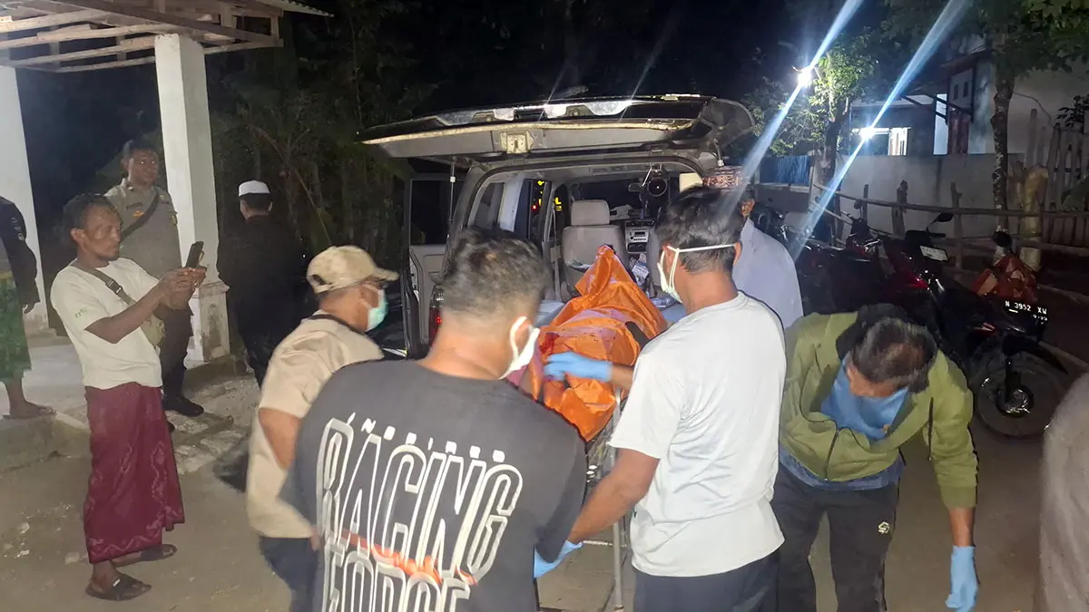 MEMILUKAN: Jenazah korban saat dievakuasi di RSUD Grati. Korban diduga tewas lantaran terpeleset saat mandi.