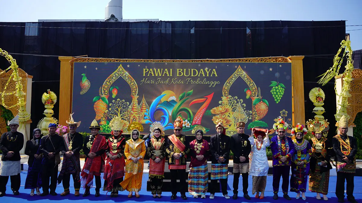HARMONY : Dengan mengenakan busana adat dari berbagai penjuruu Nusantara, Wali Kota dr. Aminuddin didampingi istri dr. Evariani, dan Wakil Wali Kota Ina Dwi Lestari serta anggota forkopimda foto bersama di venue utama depan Kantor Wali Kota, Jl. Panglima Sudirman, Minggu (13/09).