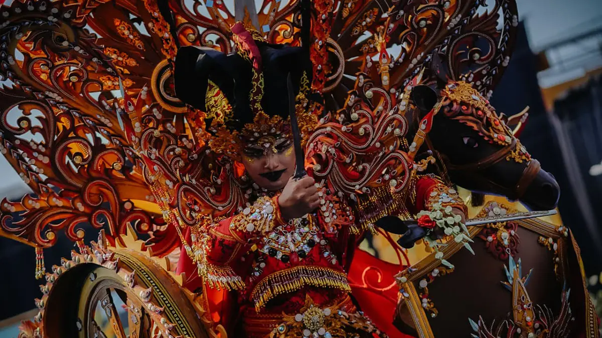 ATRAKTIF: Penampilan salah satu peserta pawai.