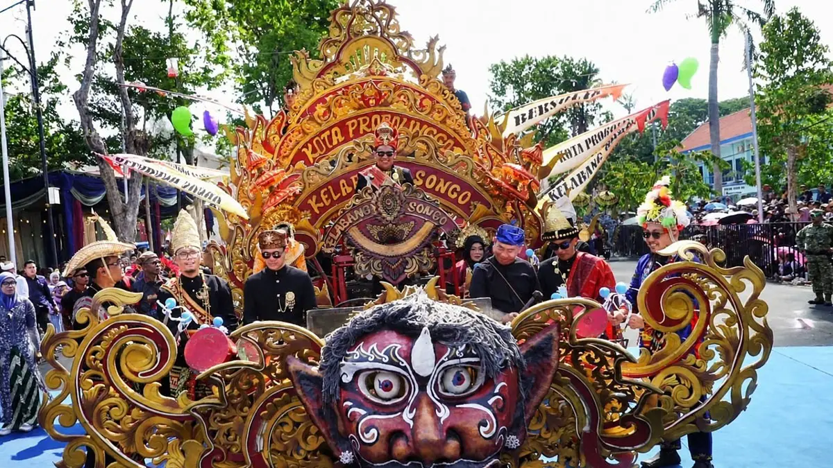 BERSAMA:  Penabuhan genderang musik dug-dug “Klabang Songo” oleh Wali Kota Probolinggo dr. Aminuddin bersama forkopimda menandai diberangkatkannya rombongan pawai budaya.