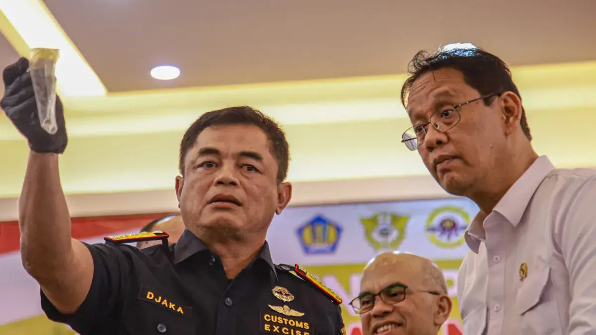 Eks Menteri Keuangan Purbaya Yudi Sadewa (kanan) bersama Dirjen Bea dan Cukai Djaka Budi Utama. (Hanung Hambara/Jawa Pos)