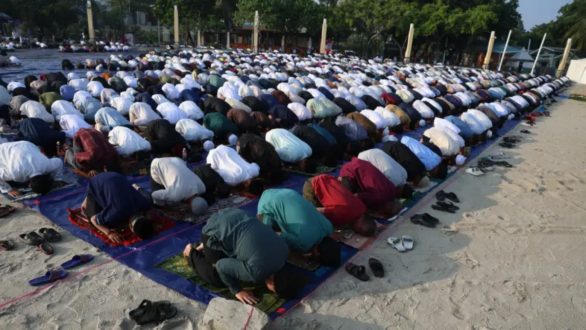 Ilustrasi shalat Idul Adha. Pemerintah menetapkan 18 hari libur nasional 2027, salah satunya Idul Adha pada 17 Mei 2027. (Dery Ridwansah/JawaPos.com)
