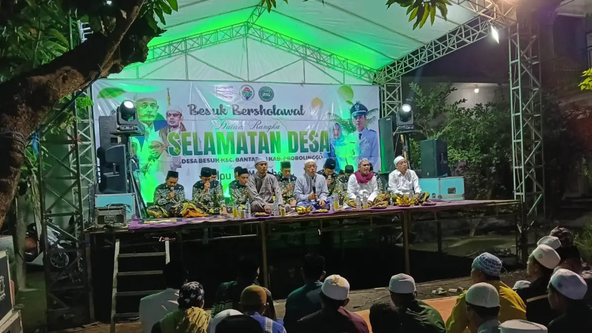KHIDMAT: Ratusan warga Desa Besuk, Kecamatan Bantaran, Kabupaten Probolinggo, mengikuti Selamatan Desa. (PEMERINTAH DESA BESUK FOR JAWA POS RADAR BROMO)