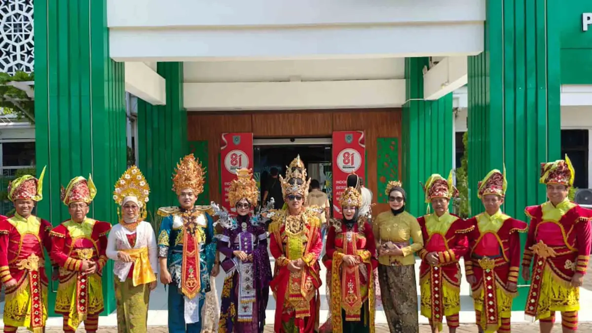 KOMPAK: Sekda Kota Probolinggo Budiono Wirawan, S.Sos., M.Si. berfoto bersama dengan gabungan OPD Setda, Satpol PP, dan DPM-PTSP Kota Probolinggo.