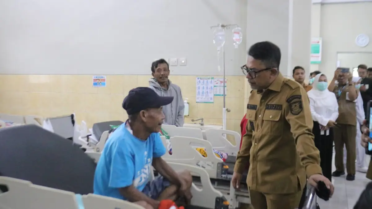 LANGSUNG KROSCEK: Bupati Probolinggo dr. Mohammad Haris menyapa salah satu pasien RSUD Waluyo Jati Kabupaten Probolinggo.&nbsp;(AGUS FAIZ MUSLEH/JAWA POS RADAR BROMO)