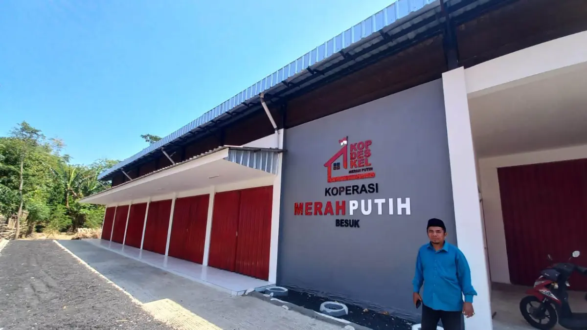 RAMPUNG: Bendahara Desa Besuk Muhammad Badrun di depan Gedung KDMP Desa Besuk. (INNEKE AGUSTIN/JAWA POS RADAR BROMO)