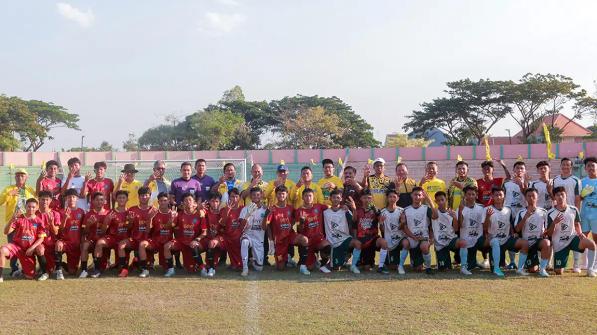 JUNJUNG TINGGI SPORTIVITAS: Bendahara DPD Partai Golkar Jatim Eko Wahyudi (tengah atas) foto bersama jajaran DPD Partai Golkar Jatim dan DPD Partai Golkar tiga kabupaten, jelang laga final di Stadion Letjend Soedirman (SLS) Selasa (15/8). Hasilnya, SMAN 3 Bojonegoro meraih juara pertama. (Andika Feriawan/RDR.BJN)