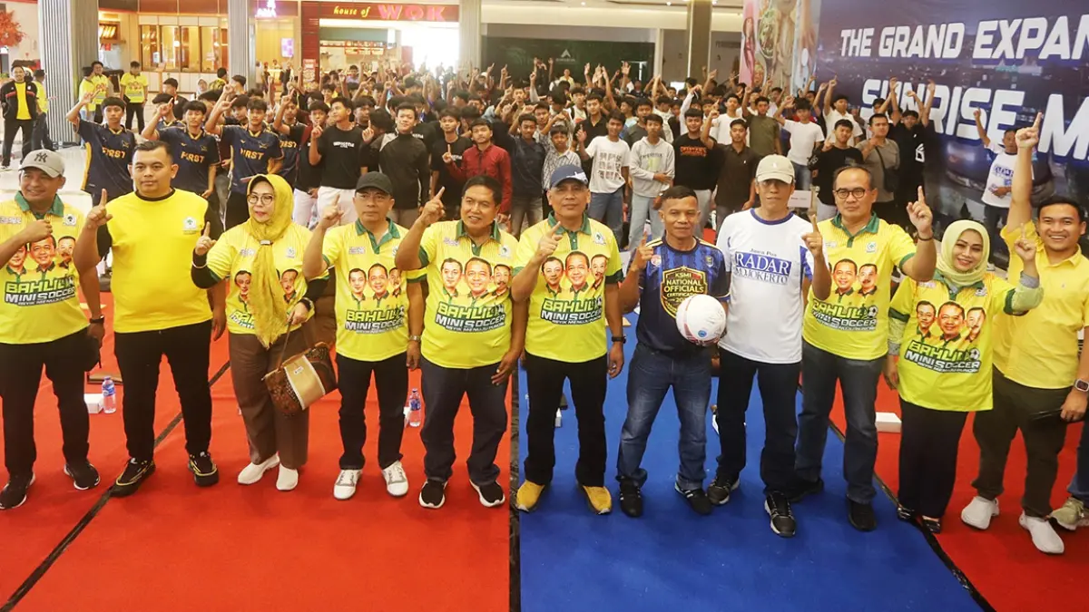 MENUJU PUNCAK: Anggota DPRD Jatim dari Fraksi Partai Golkar Sumardi, Direktur Jawa Pos Radar Mojokerto M. Nur Kholis, dan pimpinan DPD PG dari tiga daerah bersama tim peserta Turnamen Bahlil Mini Soccer Asyik Menuju Puncak dalam seremoni kickoff di Sunrise Mall Mojokerto, Sabtu (12/9). (Sofan Kurniawan/ Radar Mojokerto)