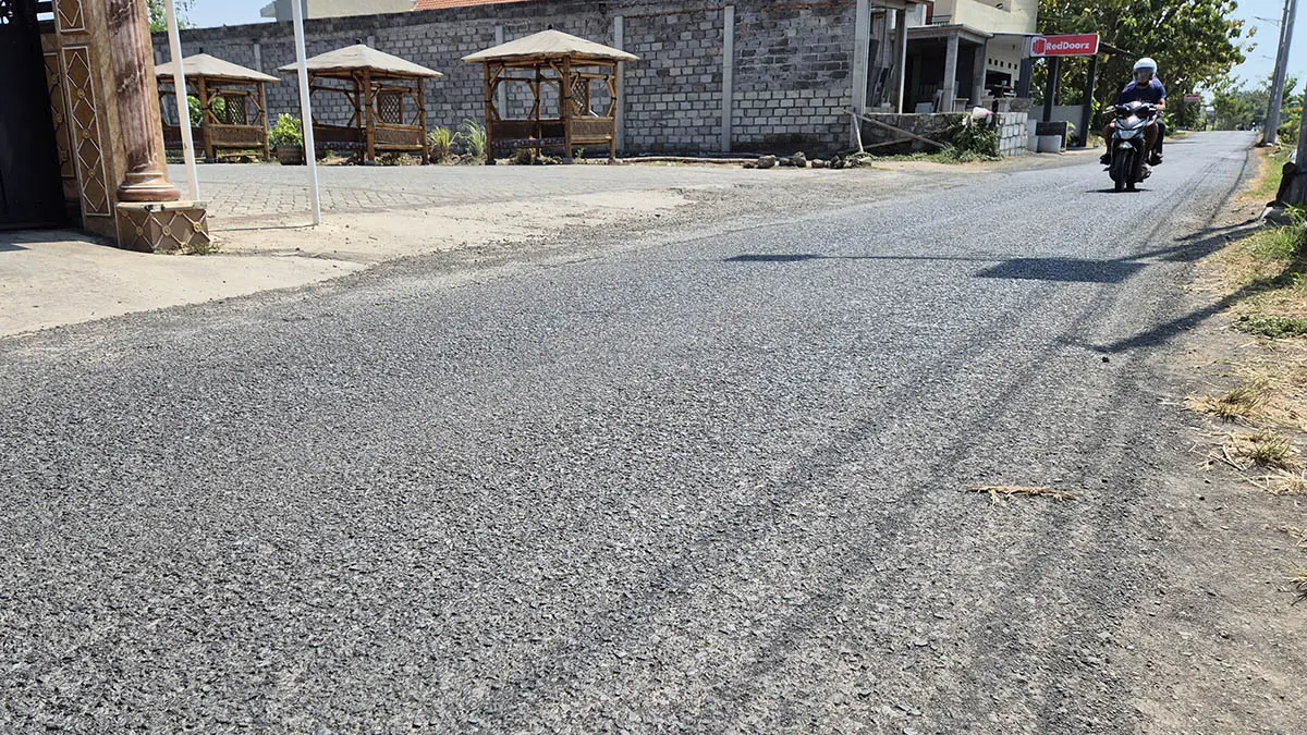 BUTUH SENTUHAN: Pengendara yang tengah melintas di ruas Jalan Mojopahit Kota Pasuruan. (Fahrizal Firmani/Radar Bromo)
