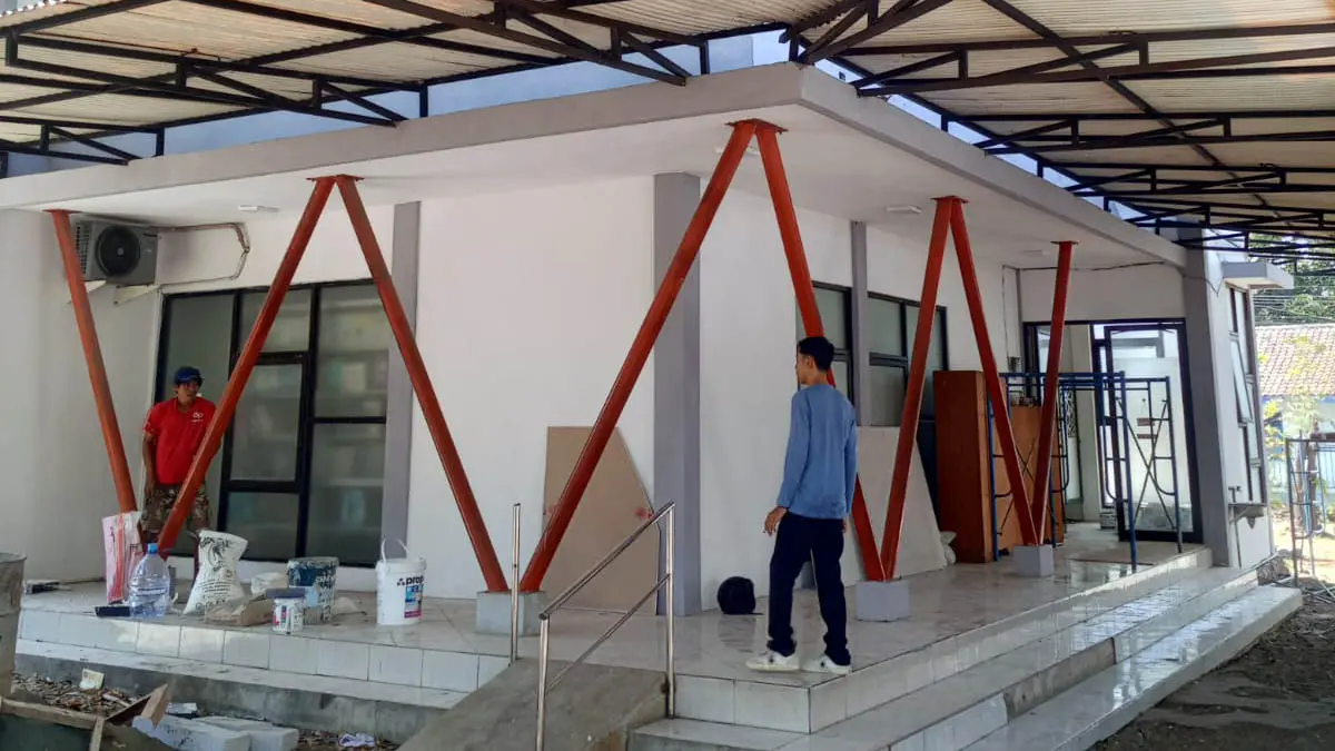 DIREHAB: Gedung Perpustakaan Pandaan yang mulai dibenahi. Dana Rp 105 juta digelontorkan, untuk merehab gedung literasi tersebut. (Rizal Syatori/Radar Bromo)