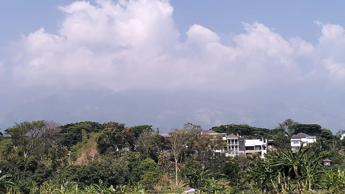KONDUSIF: Lanskap lereng Gunung Arjuno dilihat dari kejauhan pascakebakaran hutan di kawasan Puthuk Bulak, Kecamatan Prigen.