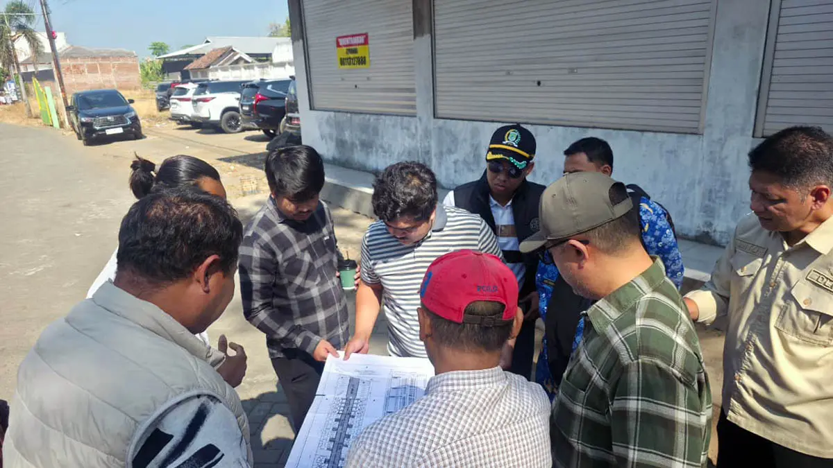 SIDAK SITEPLAN: Sejumlah anggota Komisi III DPRD Kabupaten Pasuruan saat melakukan inspeksi mendadak (sidak) dan mengecek langsung lembar dokumen siteplan perumahan yang bermasalah di Kecamatan Gondangwetan, Kabupaten Pasuruan. (Muhamad Busthomi/Radar Bromo)
