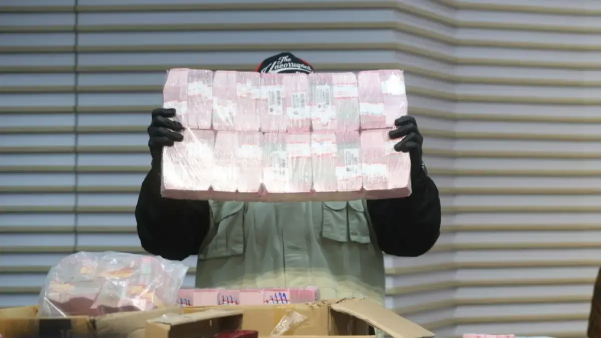 Petugas KPK menunjukkan barang bukti berupa uang tunai saat konferensi pers terkait operasi tangkap tangan (OTT) kasus dugaan korupsi pengurusan hak guna bangunan (HGB) Summarecon di Gedung Merah Putih KPK, Jakarta, Selasa (15/9/2026). (Dery Ridwansah/ JawaPos.com)
