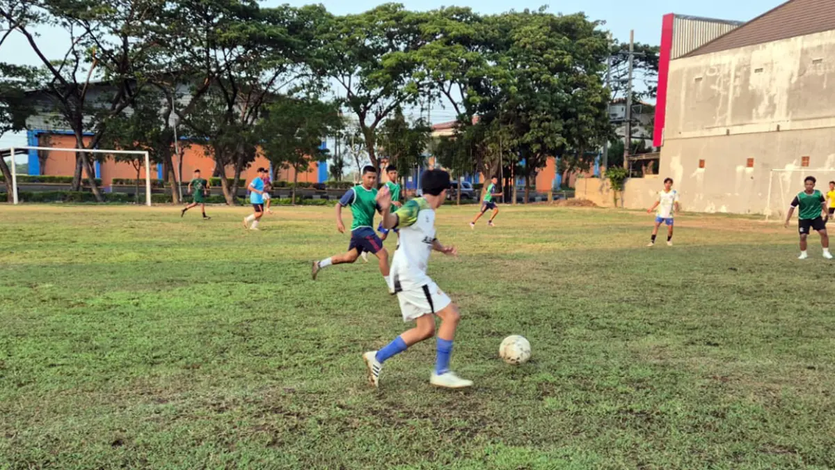 PANASI MESIN: Laga persahabatan antara SMAN Unsur melawan SMAN 2 Kota Pasuruan jelang Bahlil Mini Soccer Zona 9 Pasuruan-Probolinggo, Rabu (16/9). (Fahrizal Firmani/ Radar Bromo)